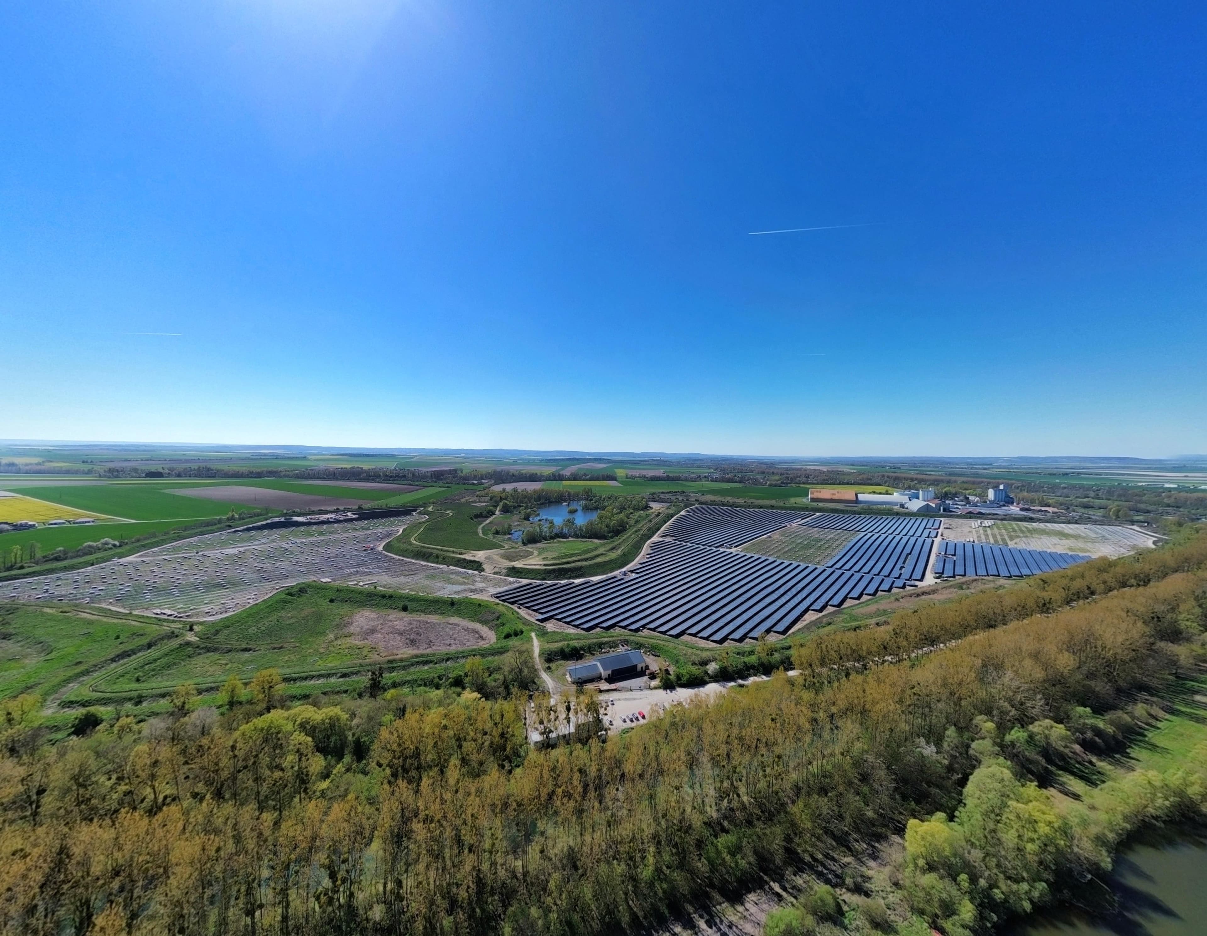 Instalace fotovoltaických modulů na 21,5 MWp solárním projektu