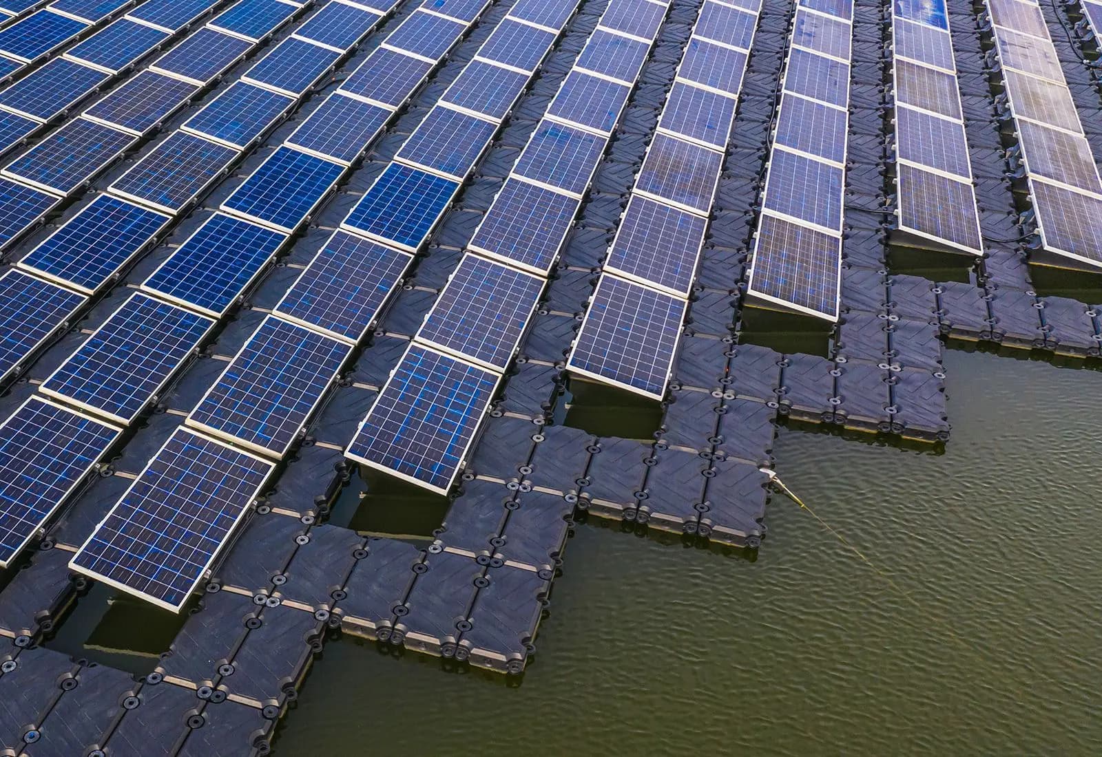 Schwimmende Photovoltaik - eine erneuerbare Option für sonst ungenutzte Wasserflächen