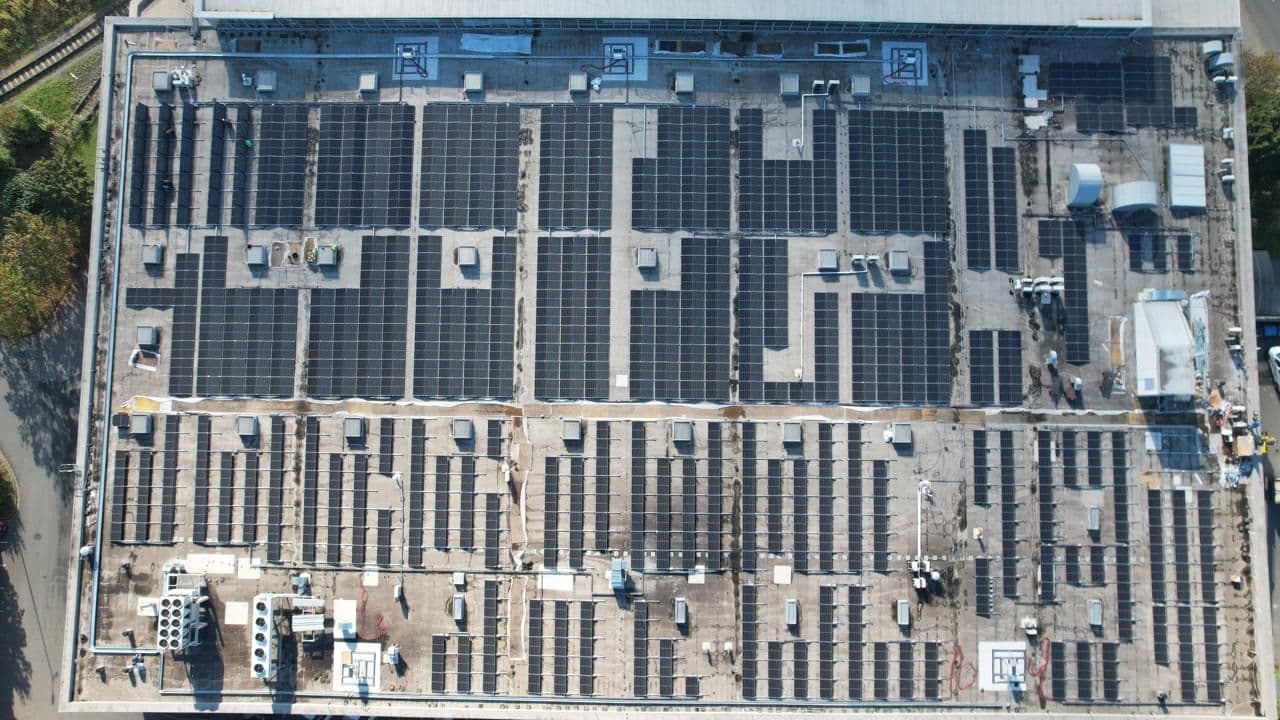 Postavili jsme střešní fotovoltaickou elektrárnu o výkonu 0,8 MWp.