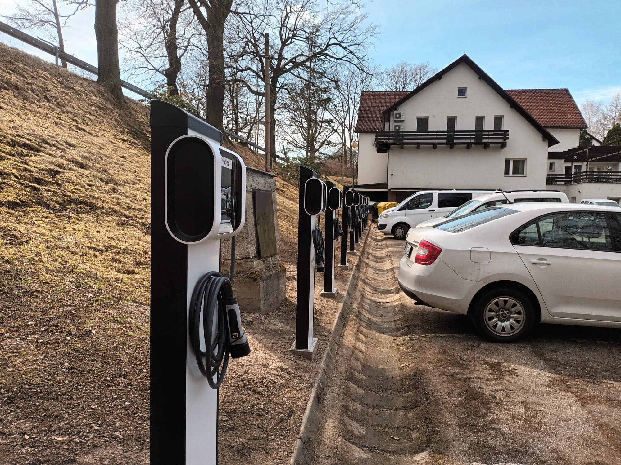 Komerční banka, electric car charging