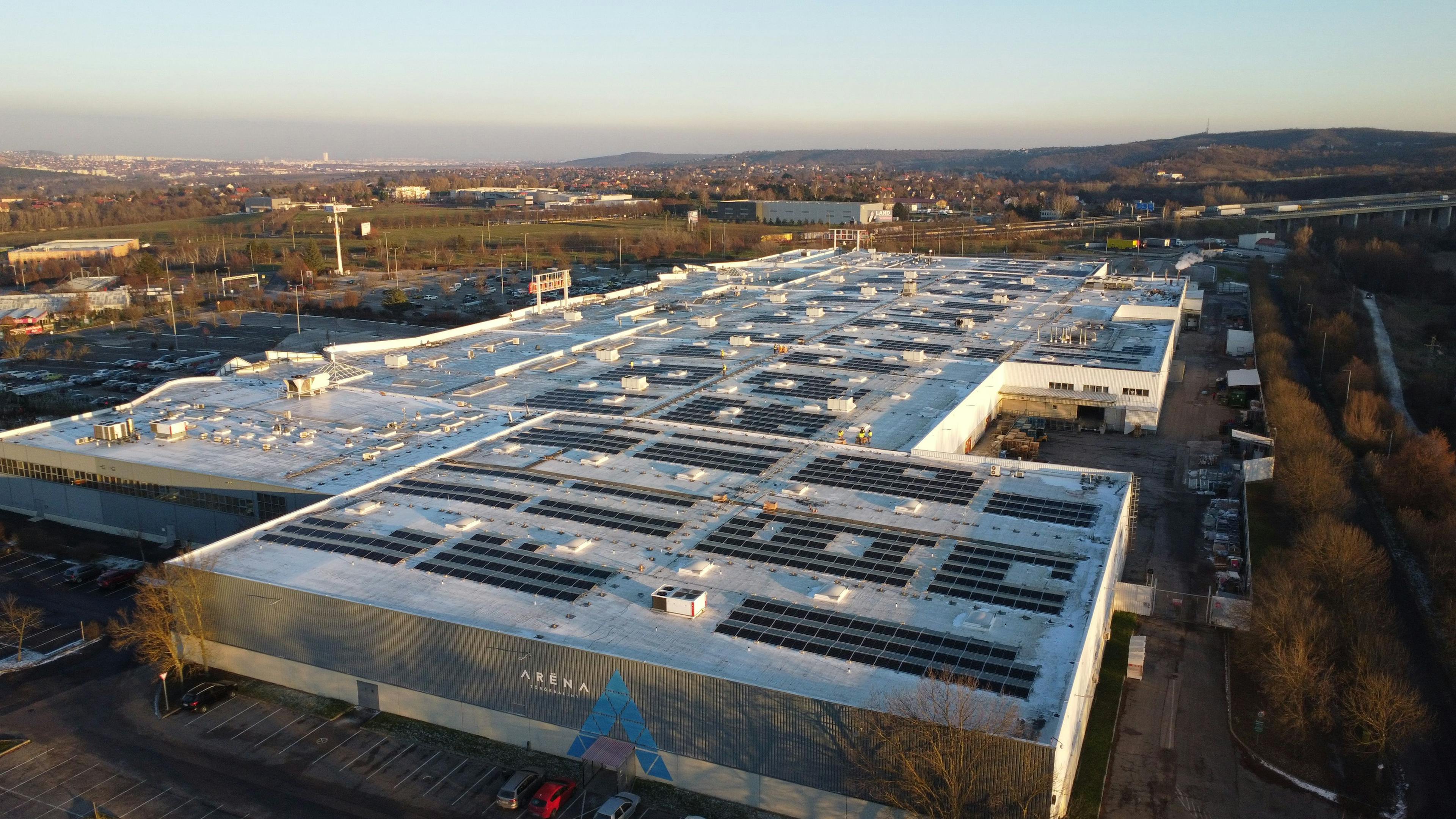 Greenbuddies plní střechy nákupních center v Budapešti solárními panely