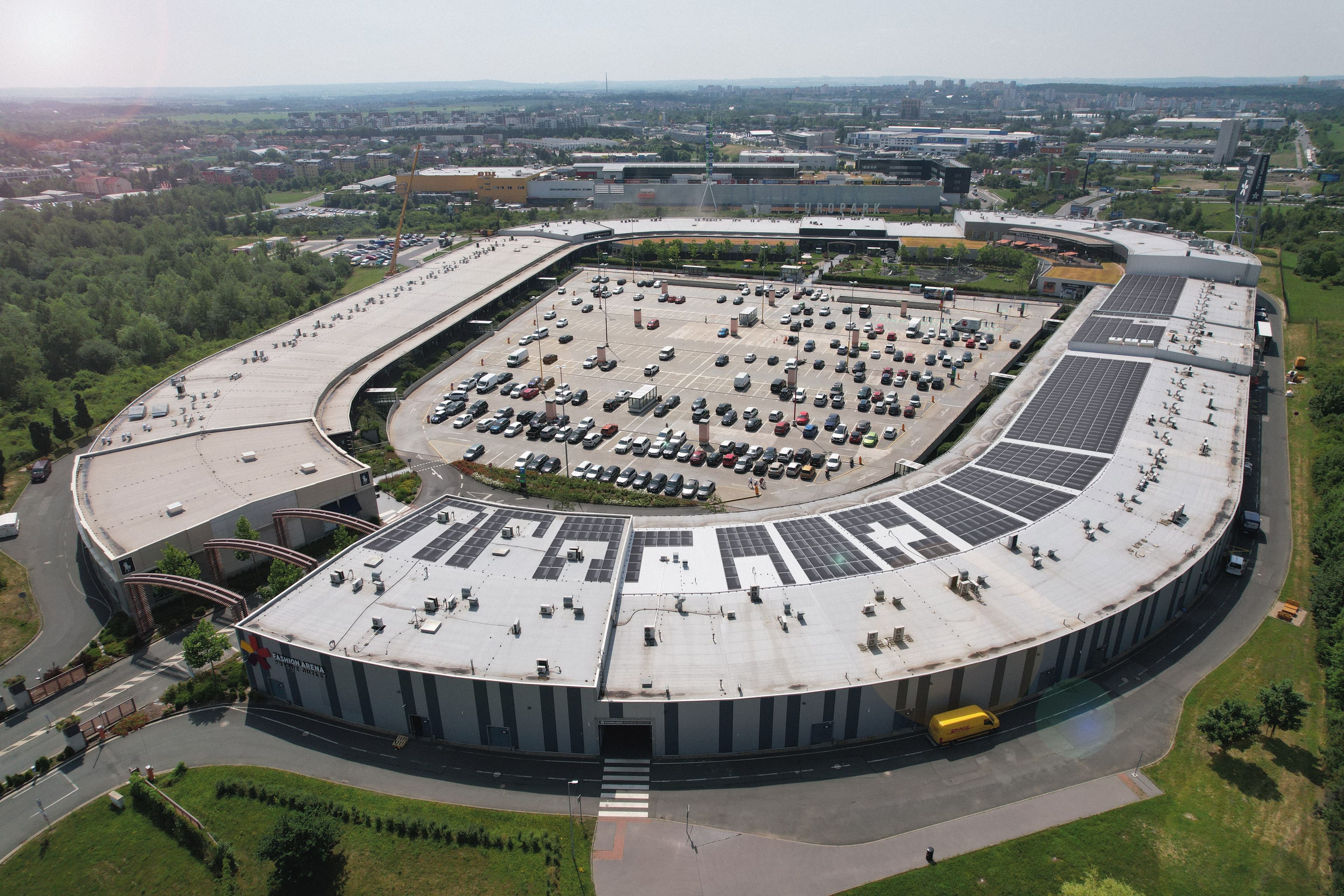 Greenbuddies staví ultralehkou fotovoltaiku na střeše Fashion Areny v Praze