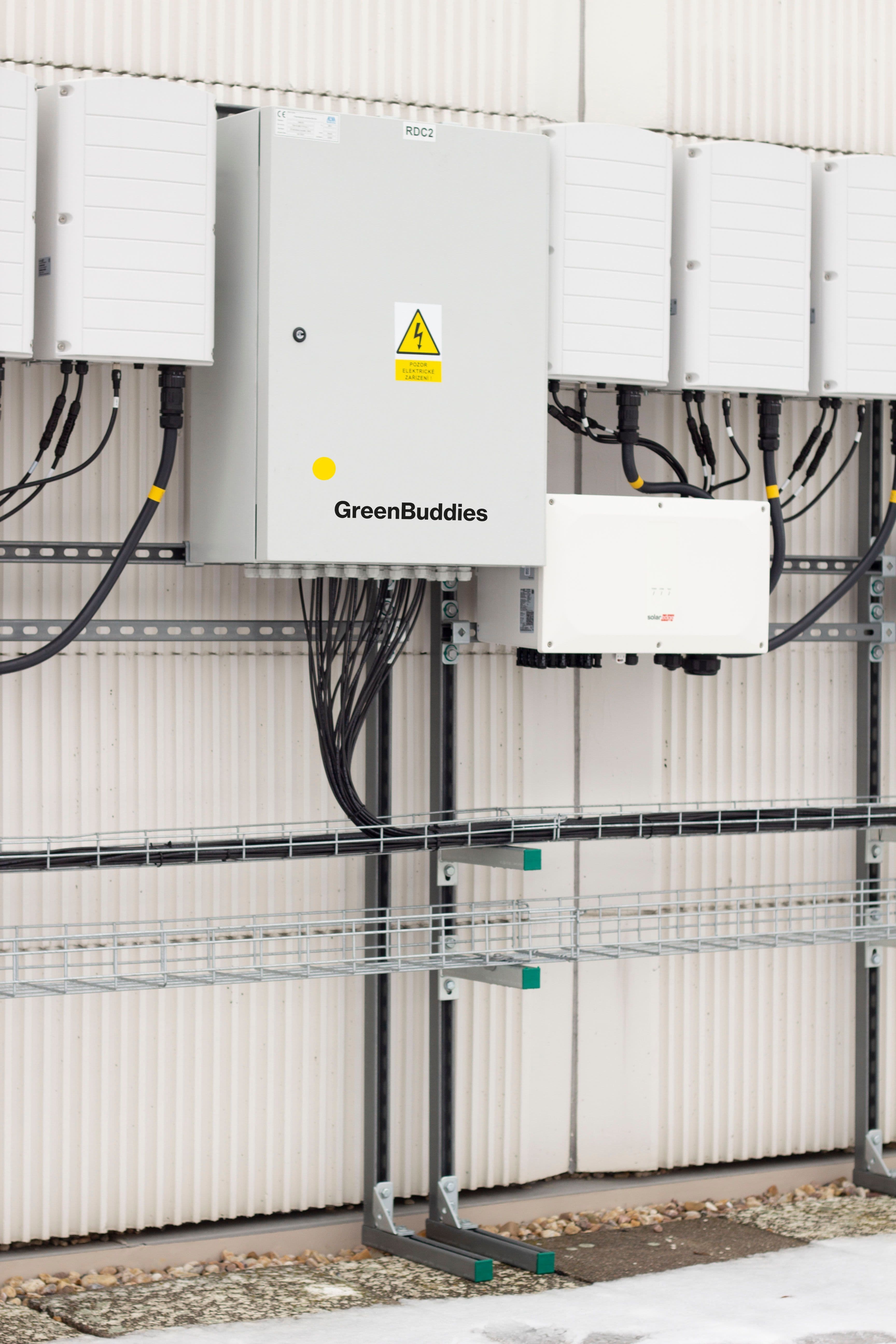 FVE komponenty: Základ úspěchu solárních elektráren pro firmy