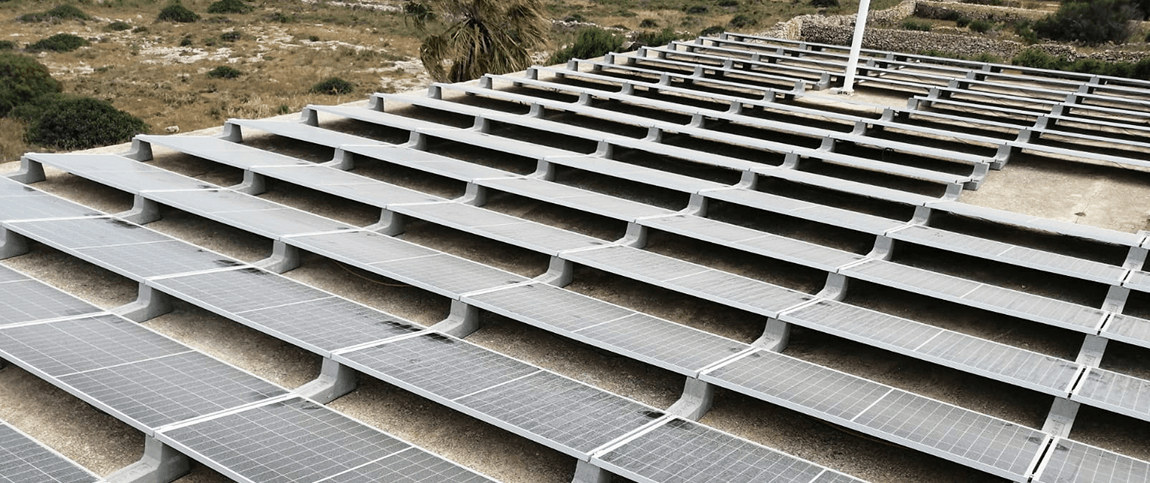 Betonové střechy na ostrově Gozo se díky týmu Greenbuddies proměnily v solární elektrárny