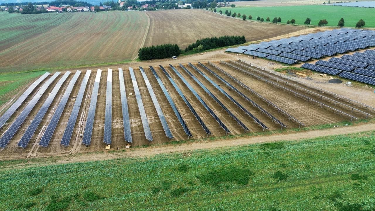 Greenbuddies finalisiert Solarkraftwerk mit Trackern in der Region Pardubice