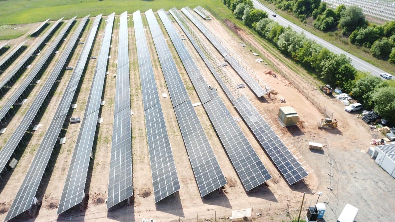 Greenbuddies Solarpark Schwarzenbach Germany 3,7 MWp – Detail der Freiflächen-PV-Installation