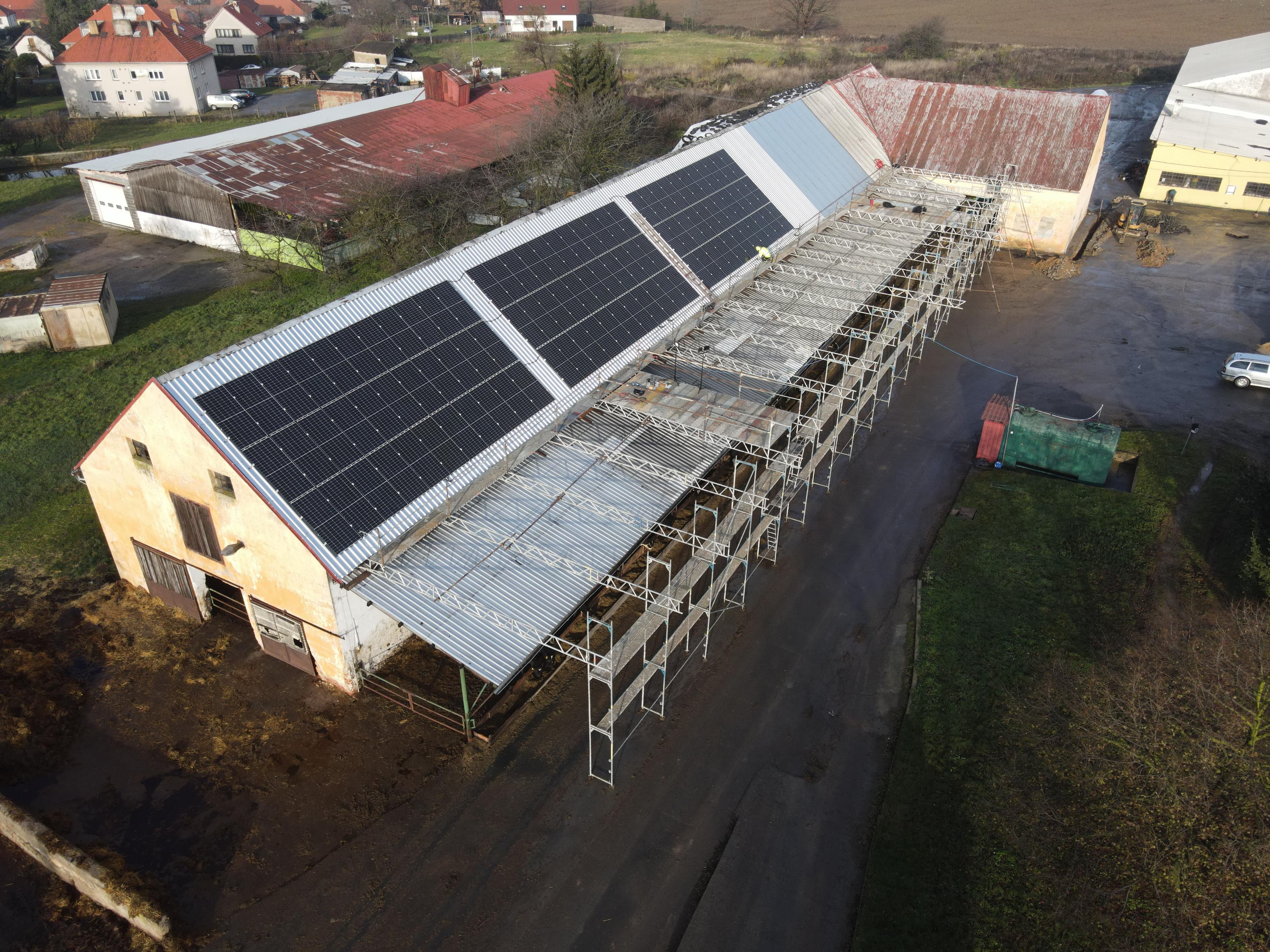 Postavili jsme střešní fotovoltaickou elektrárnu o výkonu 0,25 MWp.