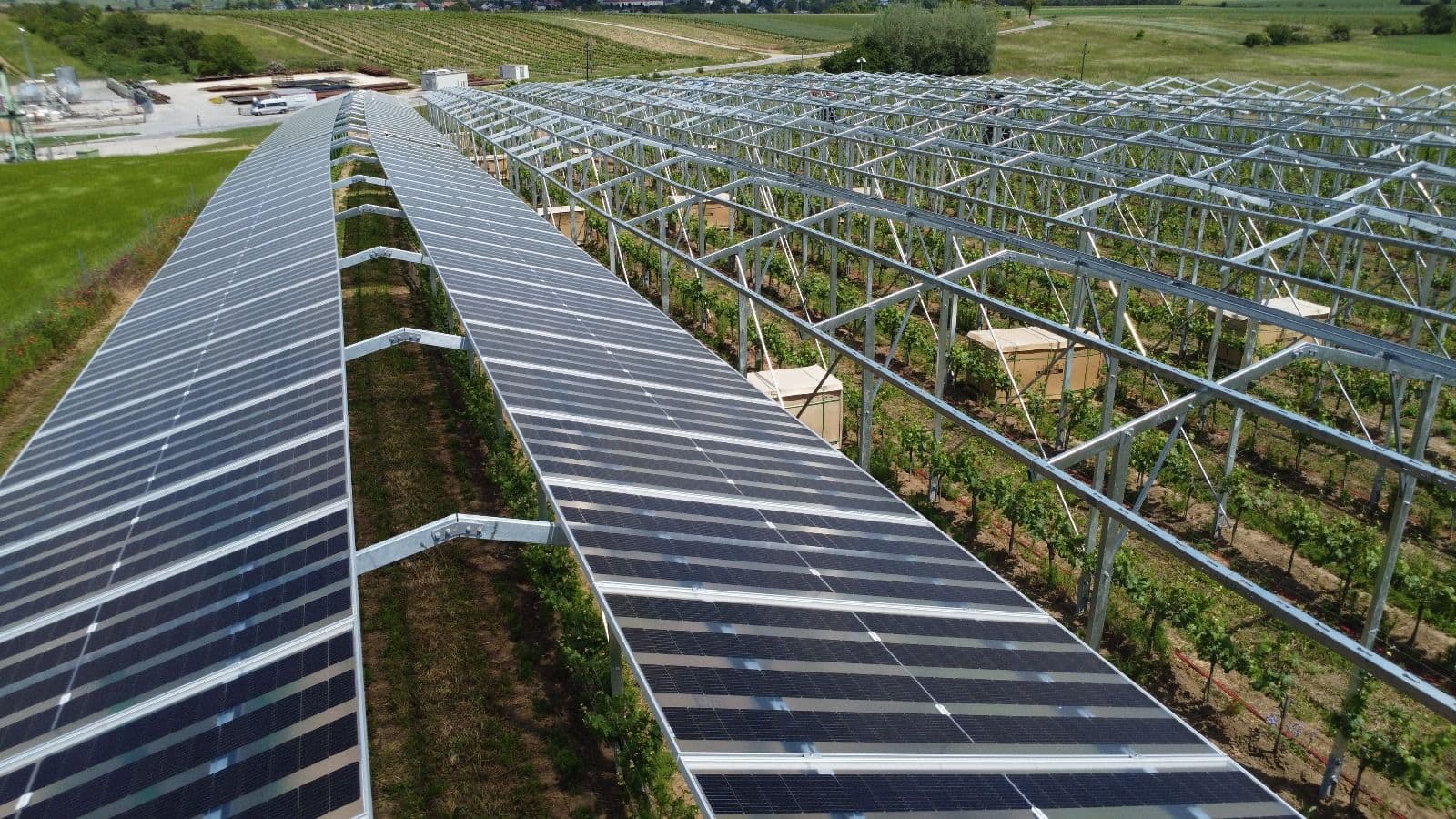 Greenbuddies instalují fotovoltaiku na střeše i na zemi