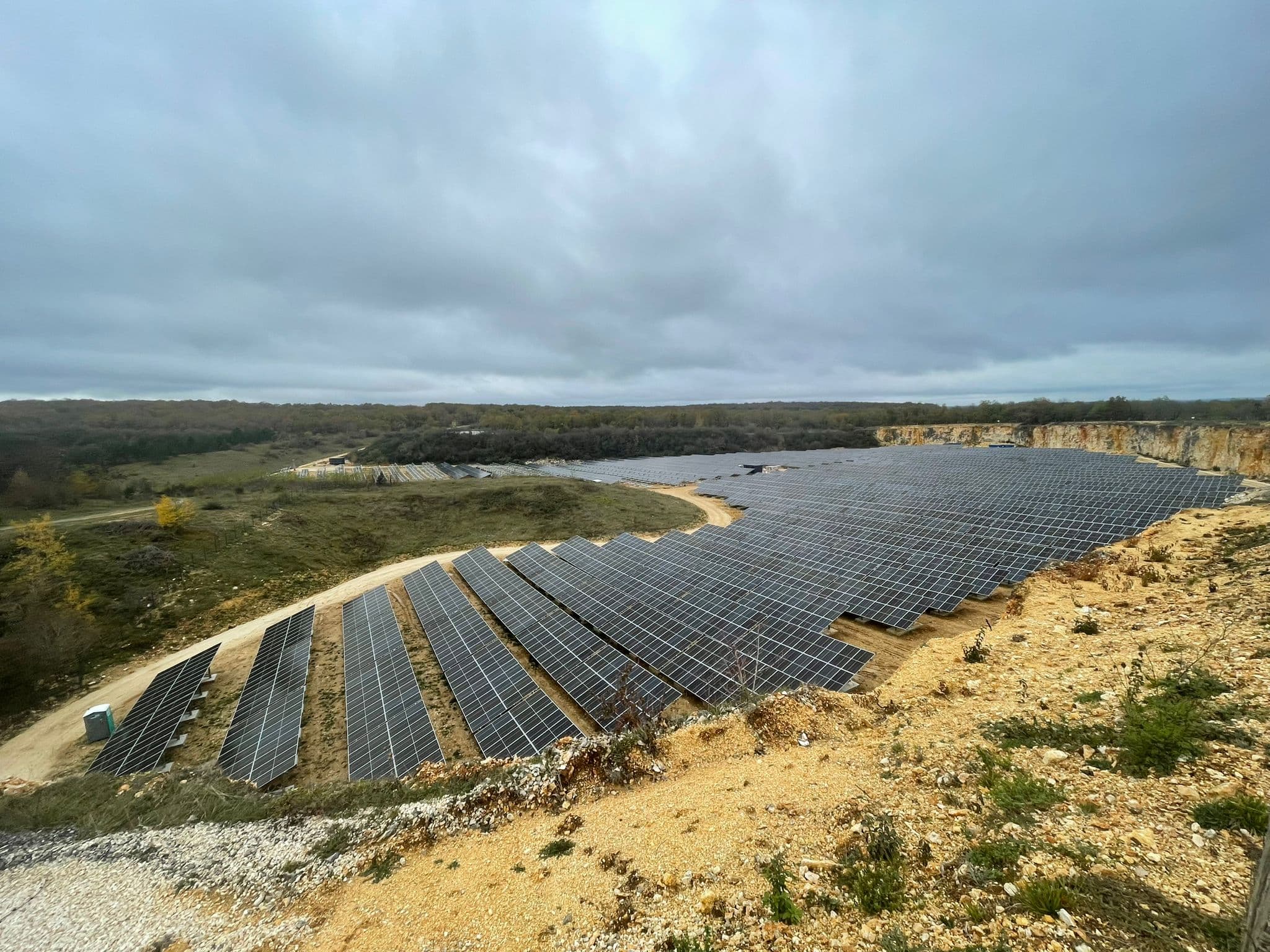 Greenbuddies postavili pozemní FVE na brownfieldu v bývalém lomu ve Francii