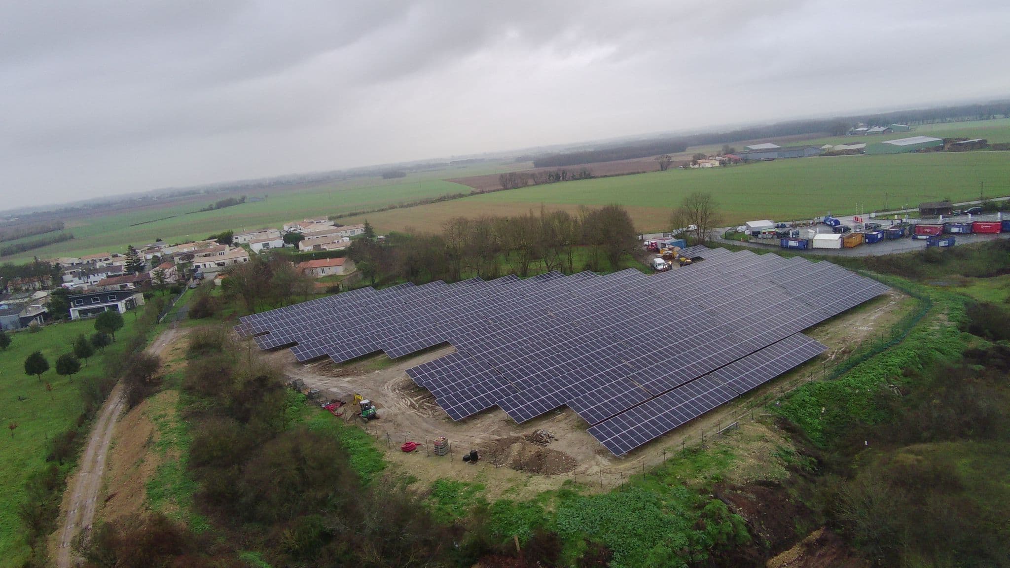 Postavili jsme pozemní fotovoltaickou elektrárnu o výkonu 5,07 MWp.