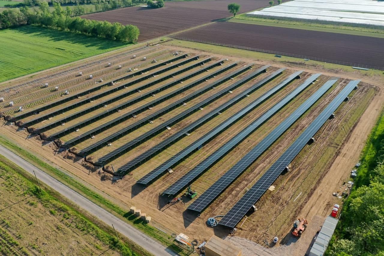 Postavili jsme pozemní fotovoltaickou elektrárnu o výkonu 2,1 MWp.