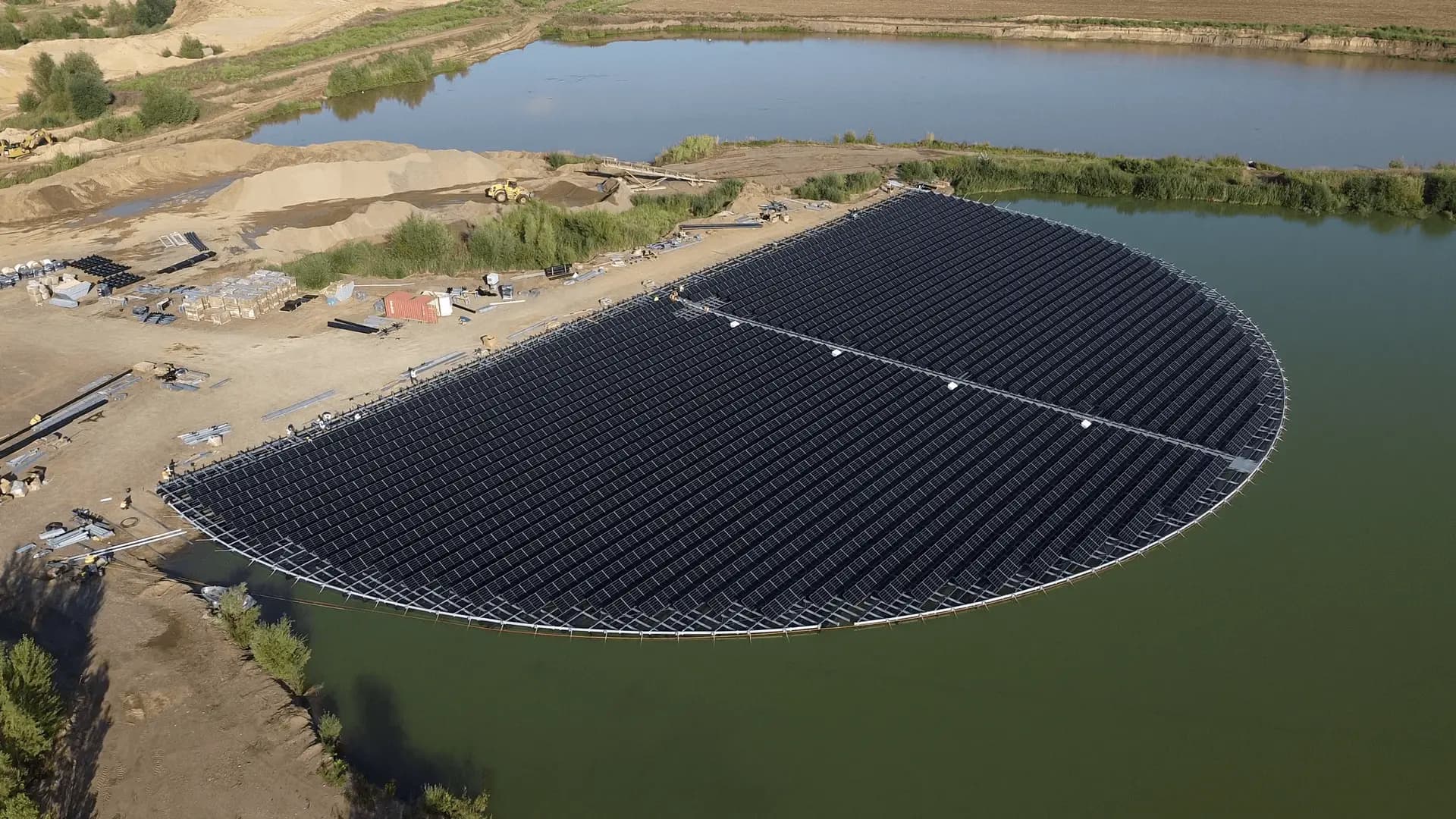 V srpnu 2024 byl k síti připojen první plovoucí fotovoltaický systém s trackery v Německu