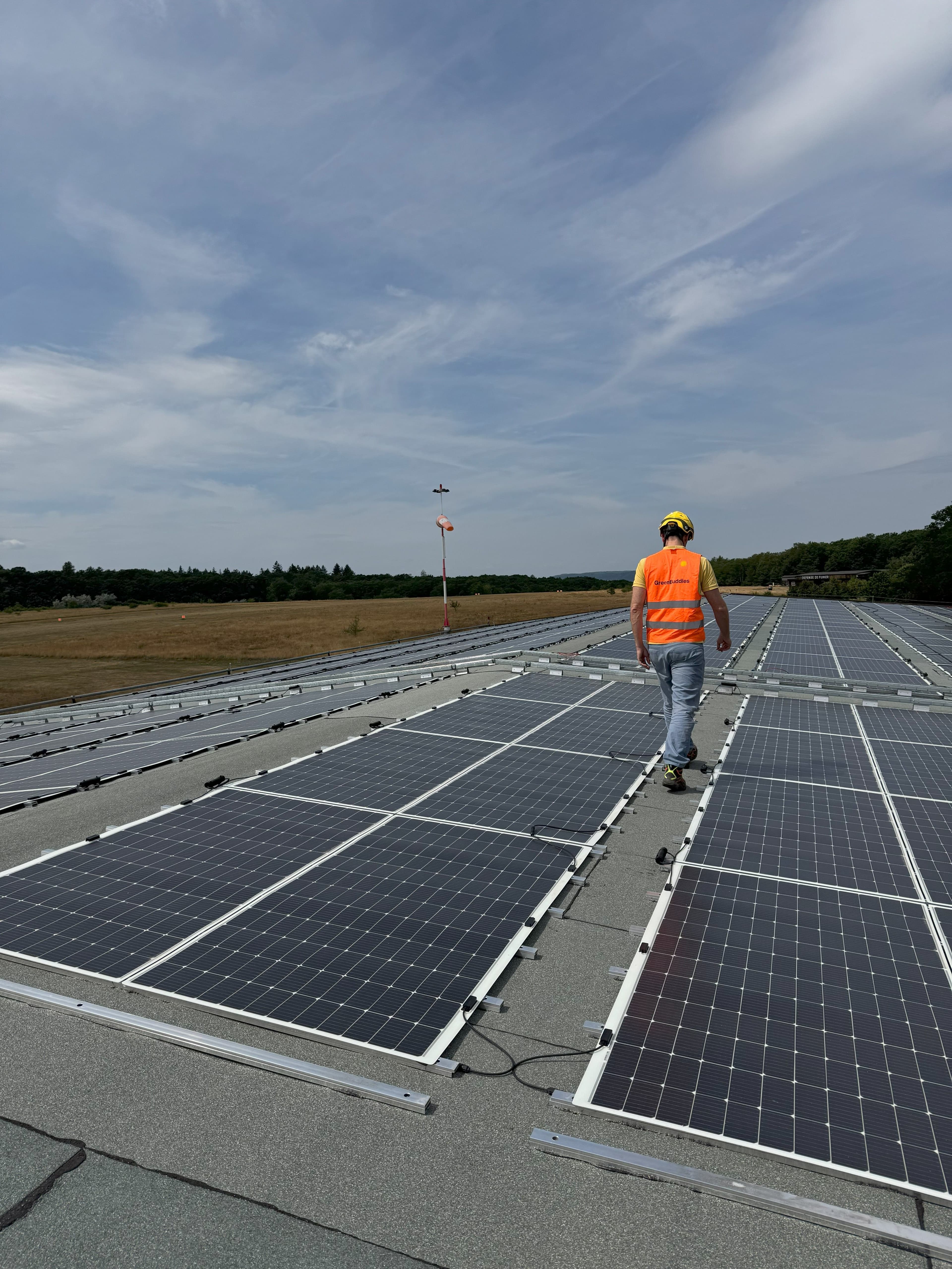 Greenbuddies instalují střešní fotovoltaiku o výkonu 182 kWp na letišti Točná v Praze