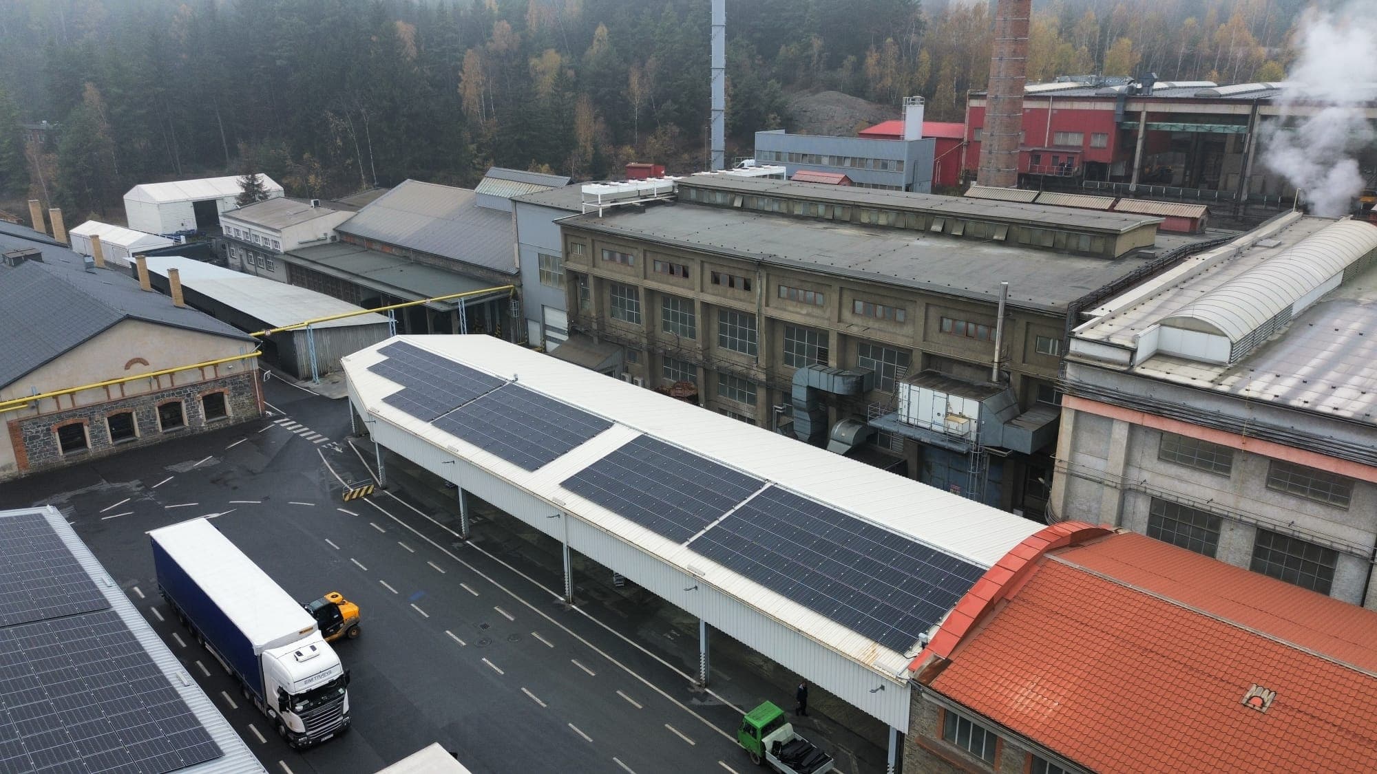 Greenbuddies instalovali střešní FVE na pěti střechách závodu Kovohutě Příbram