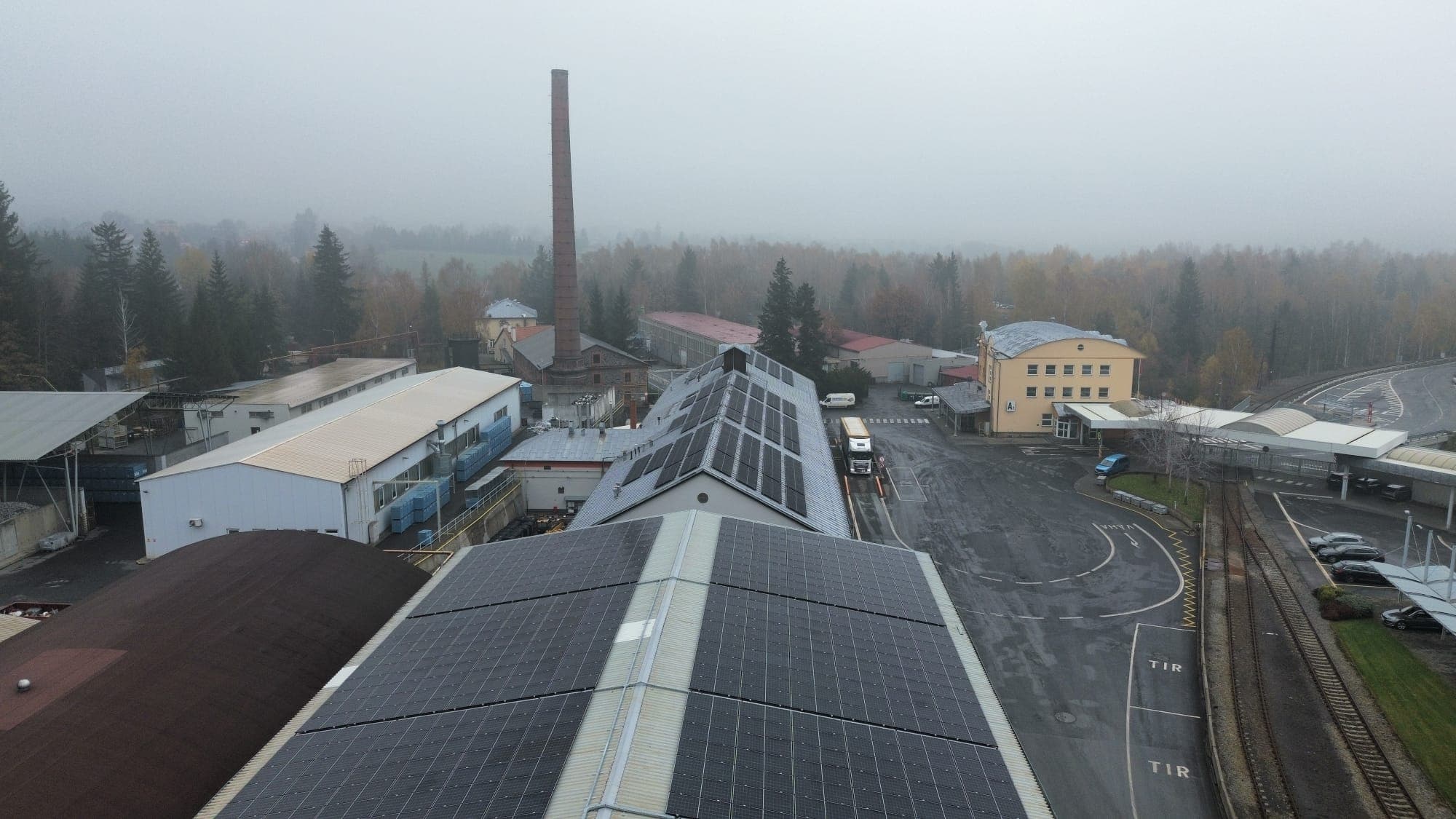 Greenbuddies instalovali střešní FVE na pěti střechách závodu Kovohutě Příbram