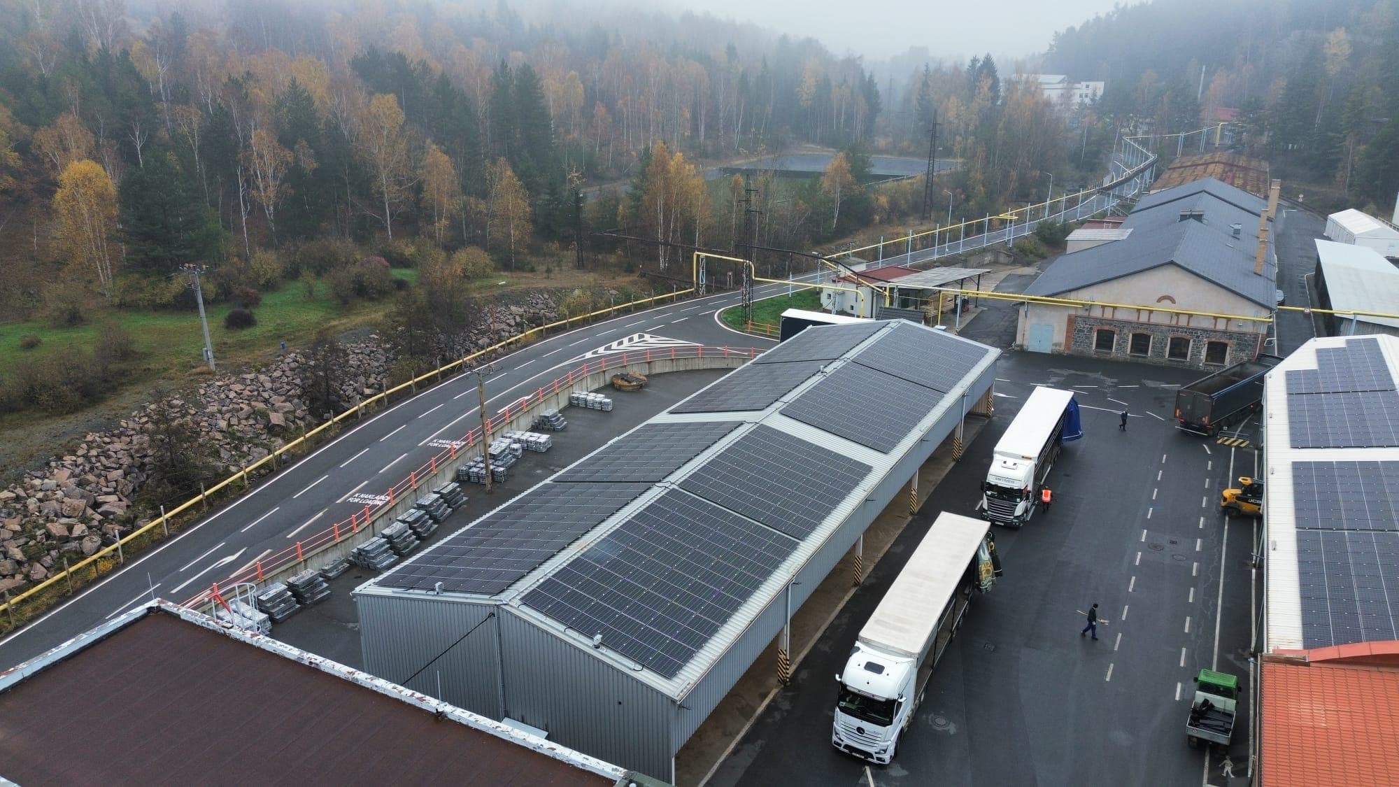 Greenbuddies instalovali střešní FVE na pěti střechách závodu Kovohutě Příbram