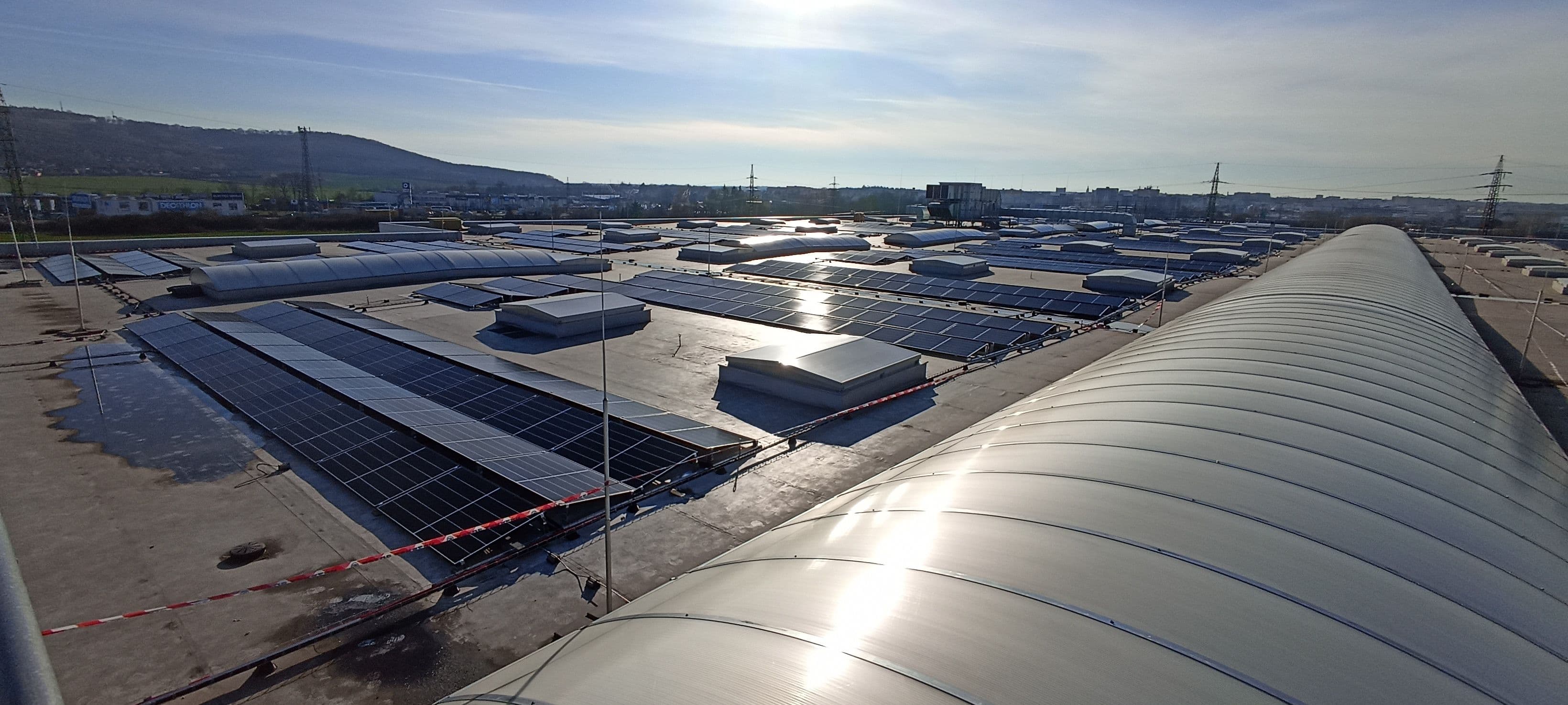 Greenbuddies instalovali pro ČEZ ESCO fotovoltaiku na střeše Škoda Auto v Mladé Boleslavi