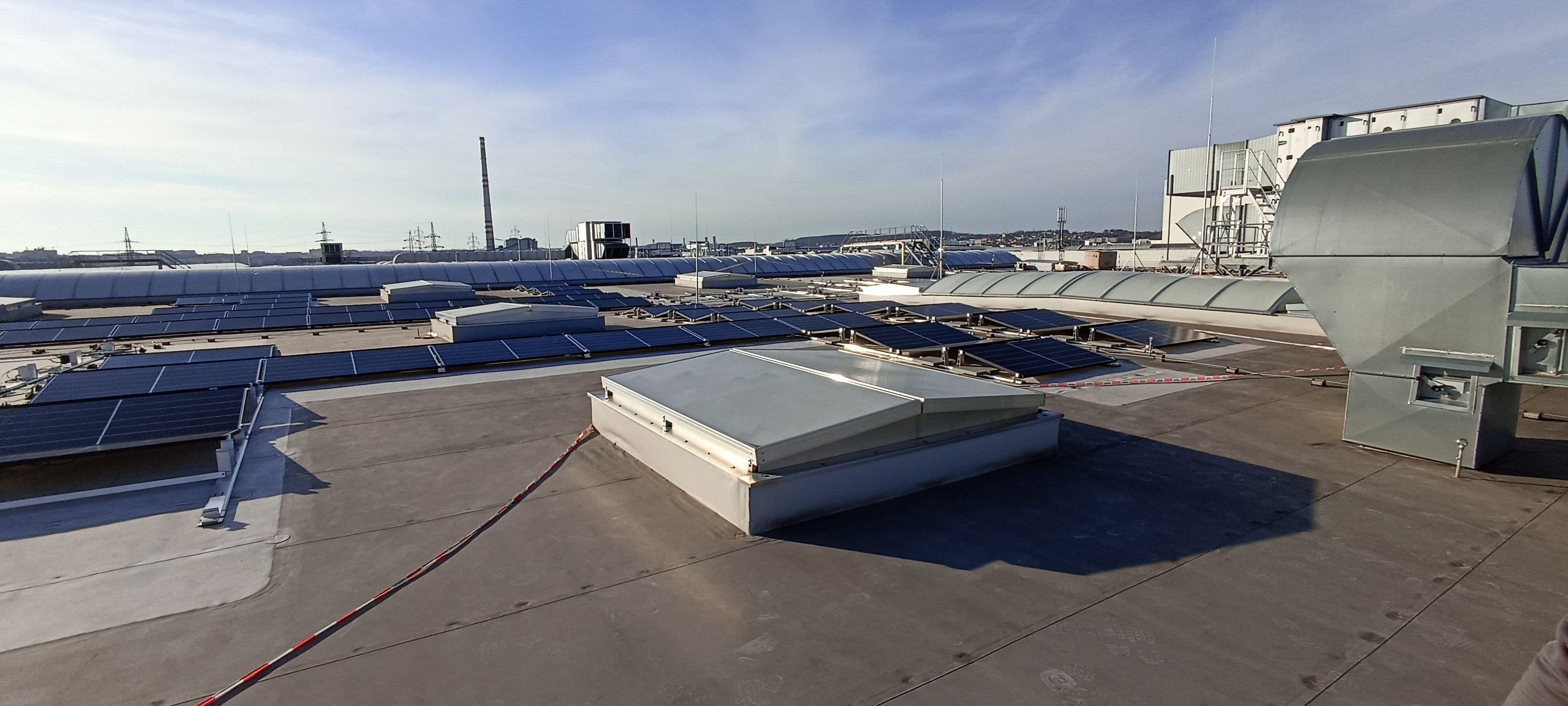 Greenbuddies instalovali pro ČEZ ESCO fotovoltaiku na střeše Škoda Auto v Mladé Boleslavi