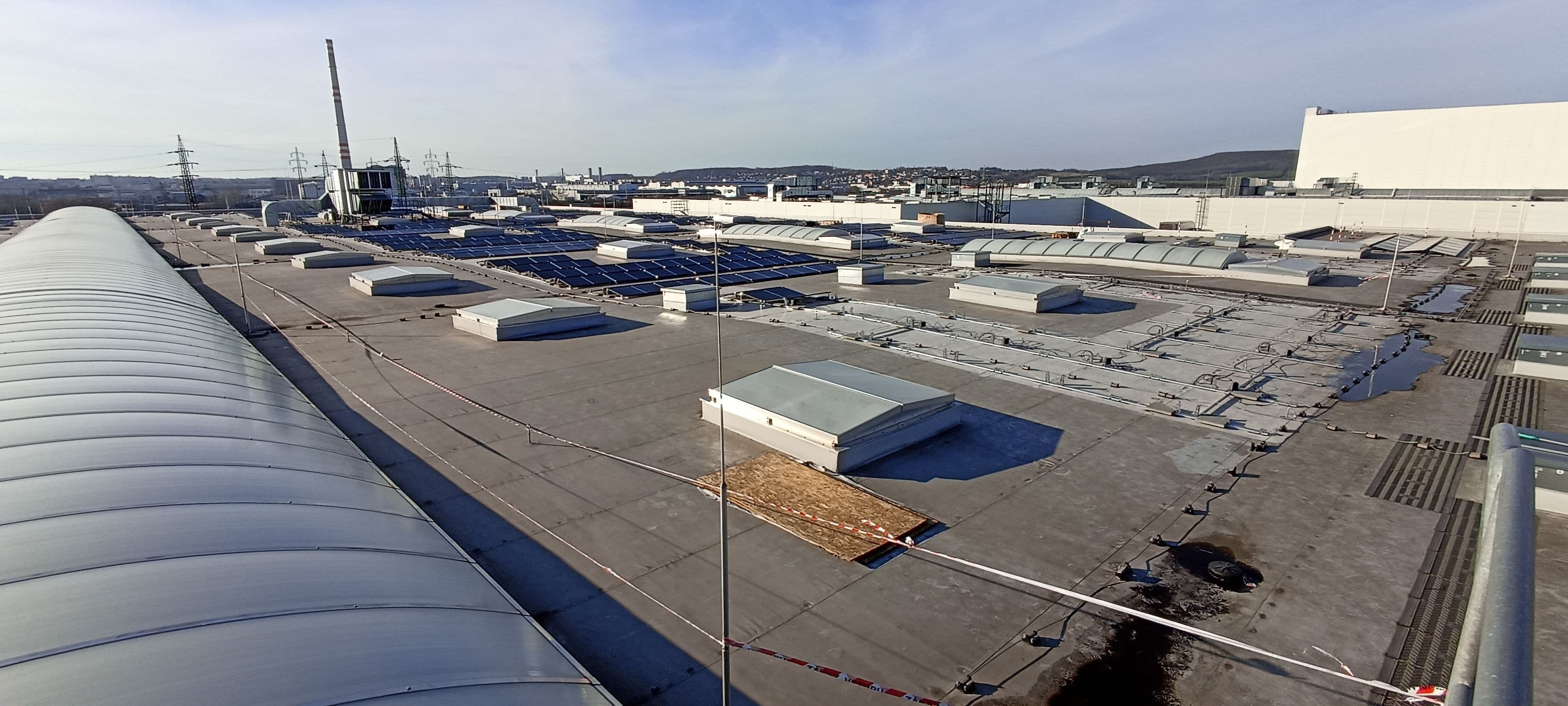 Greenbuddies instalovali pro ČEZ ESCO fotovoltaiku na střeše Škoda Auto v Mladé Boleslavi