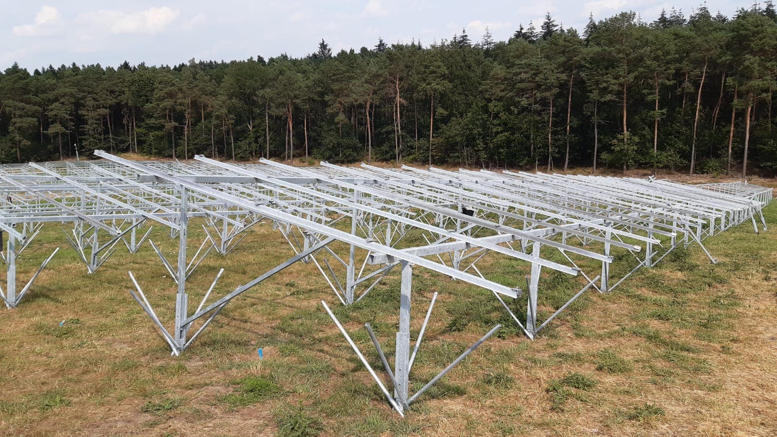 Kotvící FV systémy: Budování solárních elektráren na skládkách