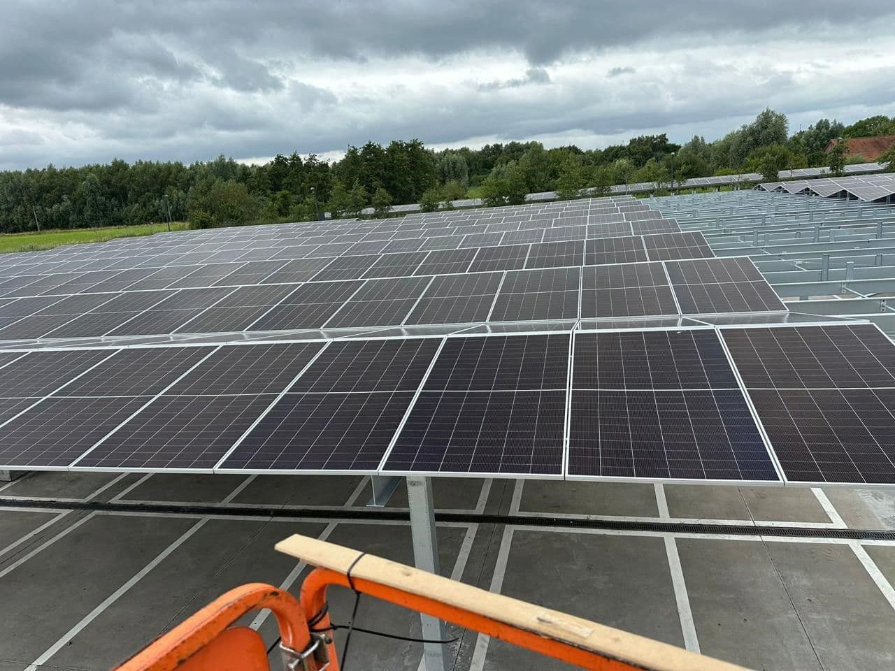 Greenbuddies postavili solární carport o výkonu 1,02 MWp v Belgii - pohled shora