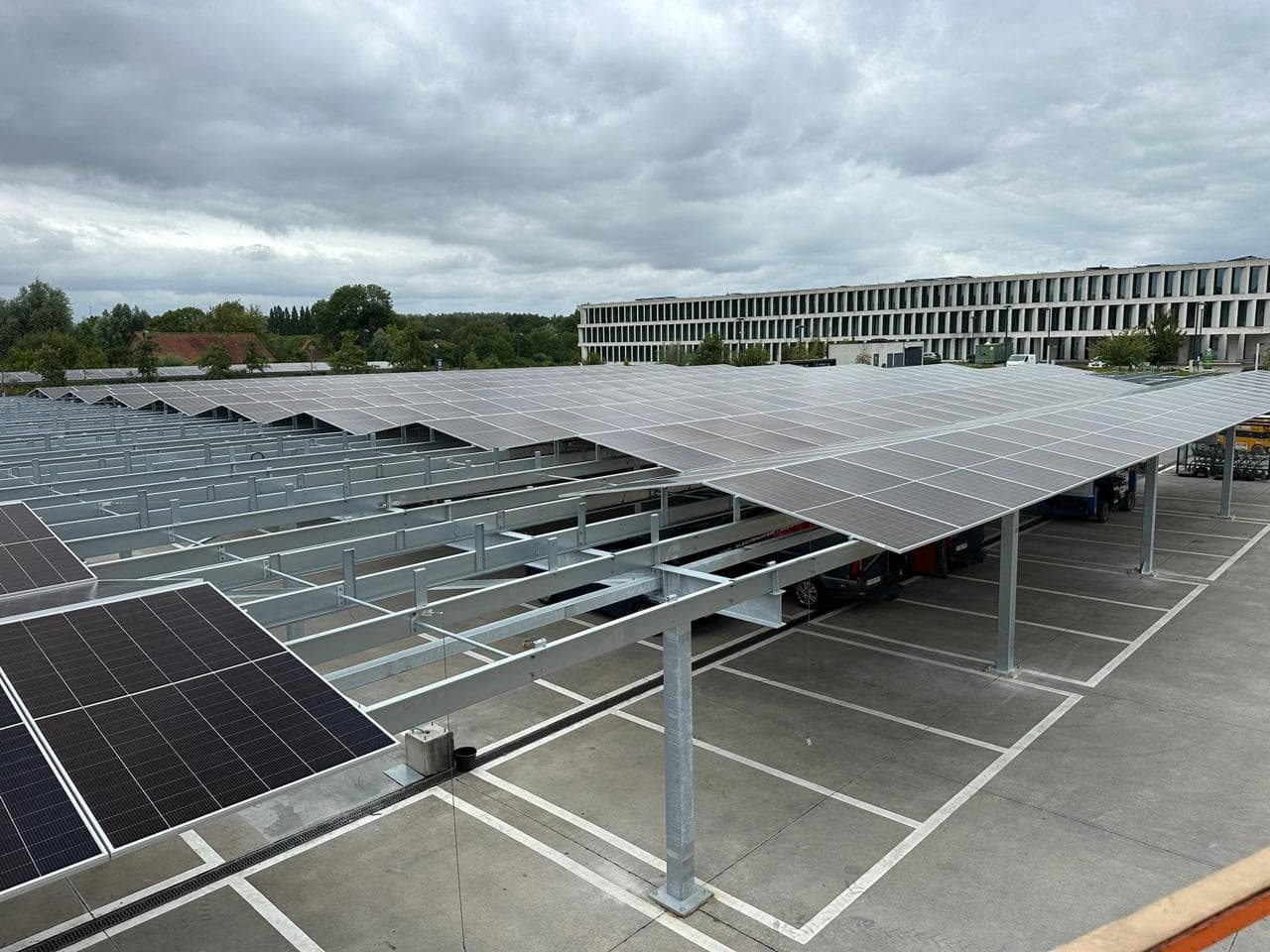 Postavili jsme Carport o velikosti 1.02 MWp v belgickém Kortrijk.