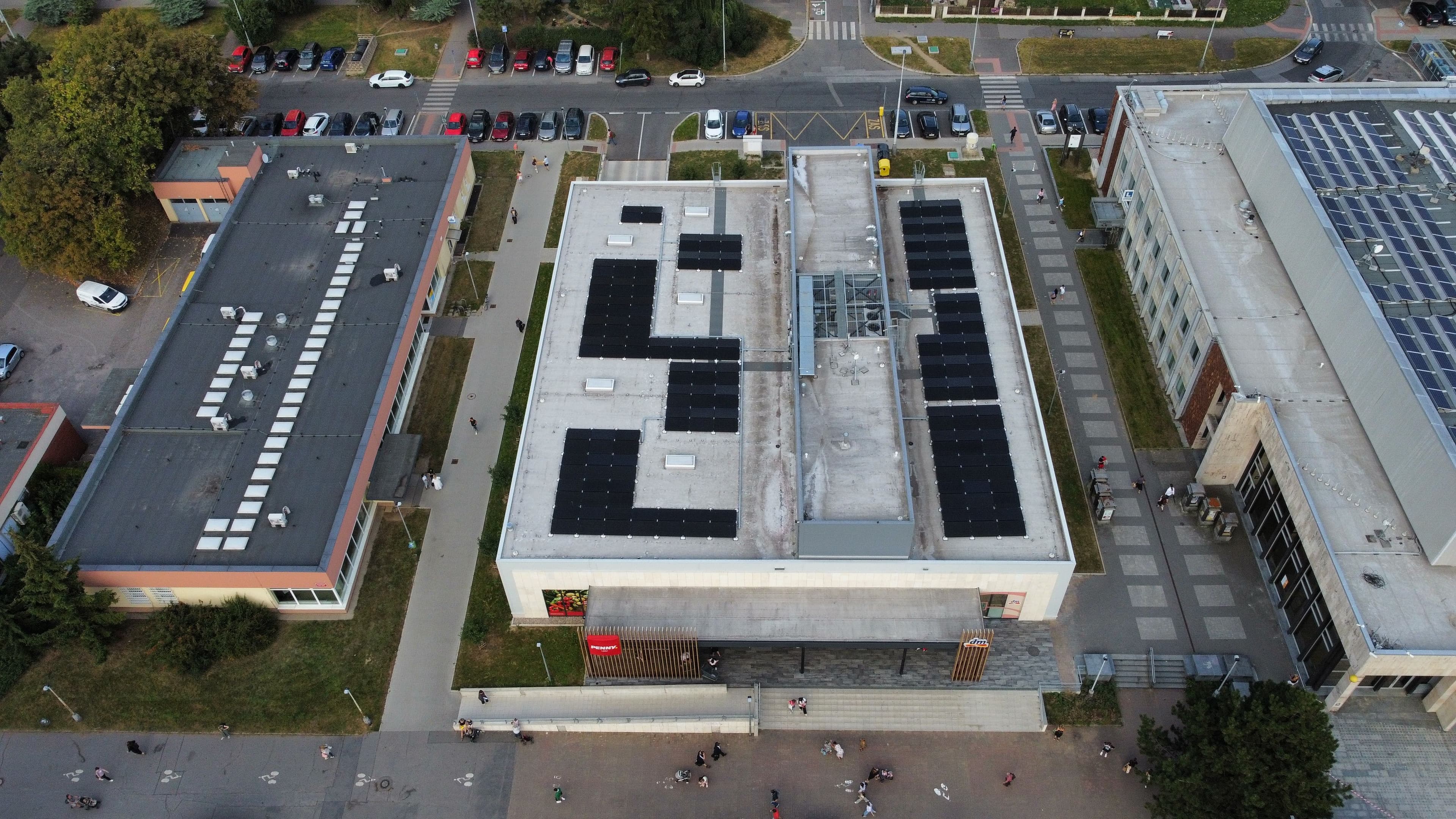 Výstavba střešní FVE pro řetězec Penny realizovaná Greenbuddies