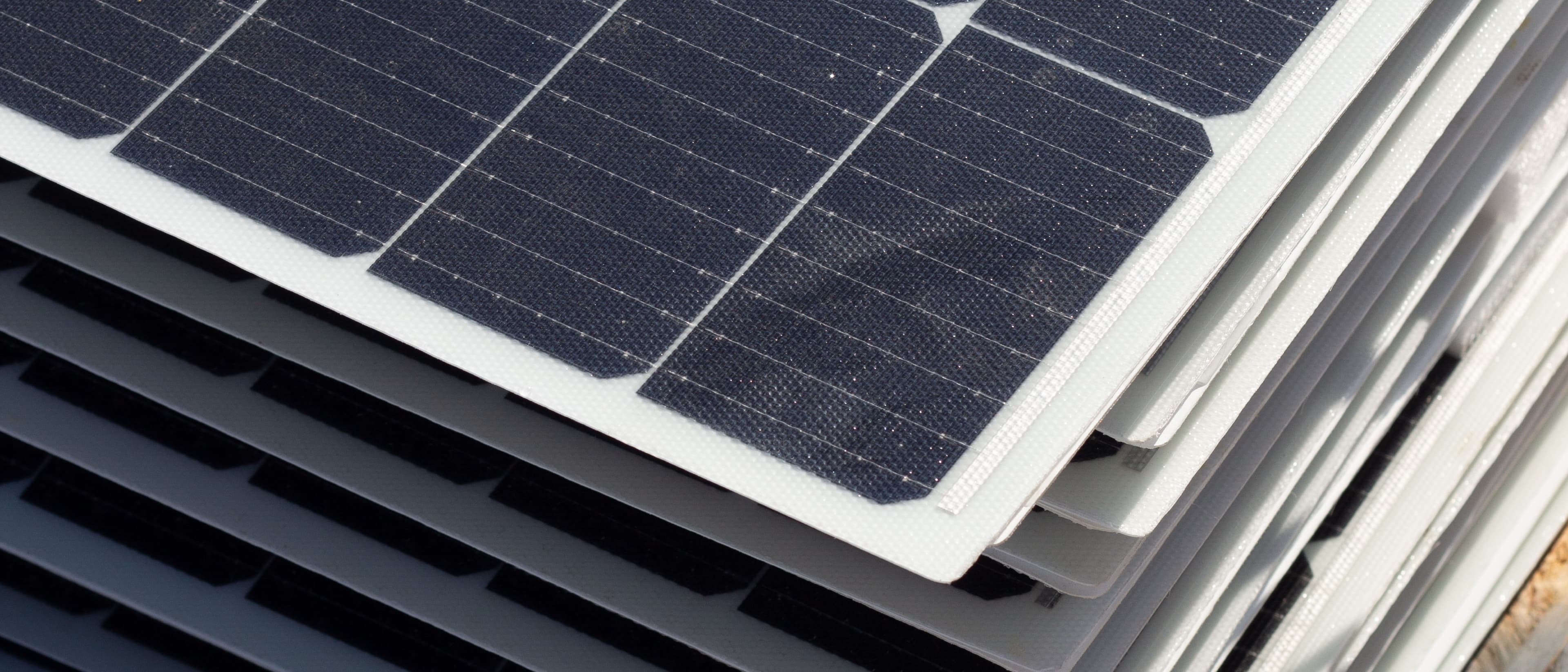 Greenbuddies instalují odlehčené panely Sunman na střechy