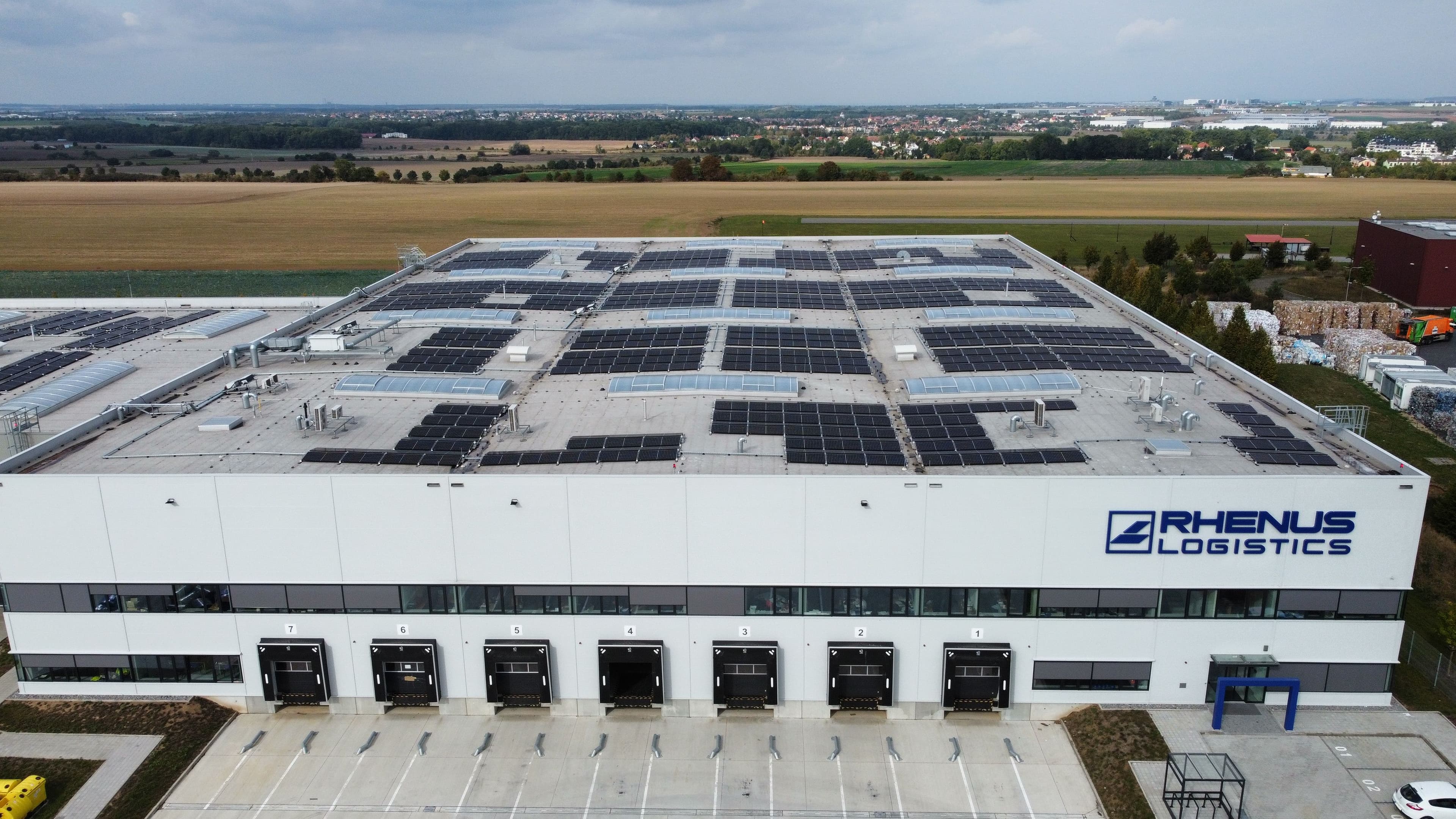 Greenbuddies staví střešní solární elektrárnu v Chrášťanech