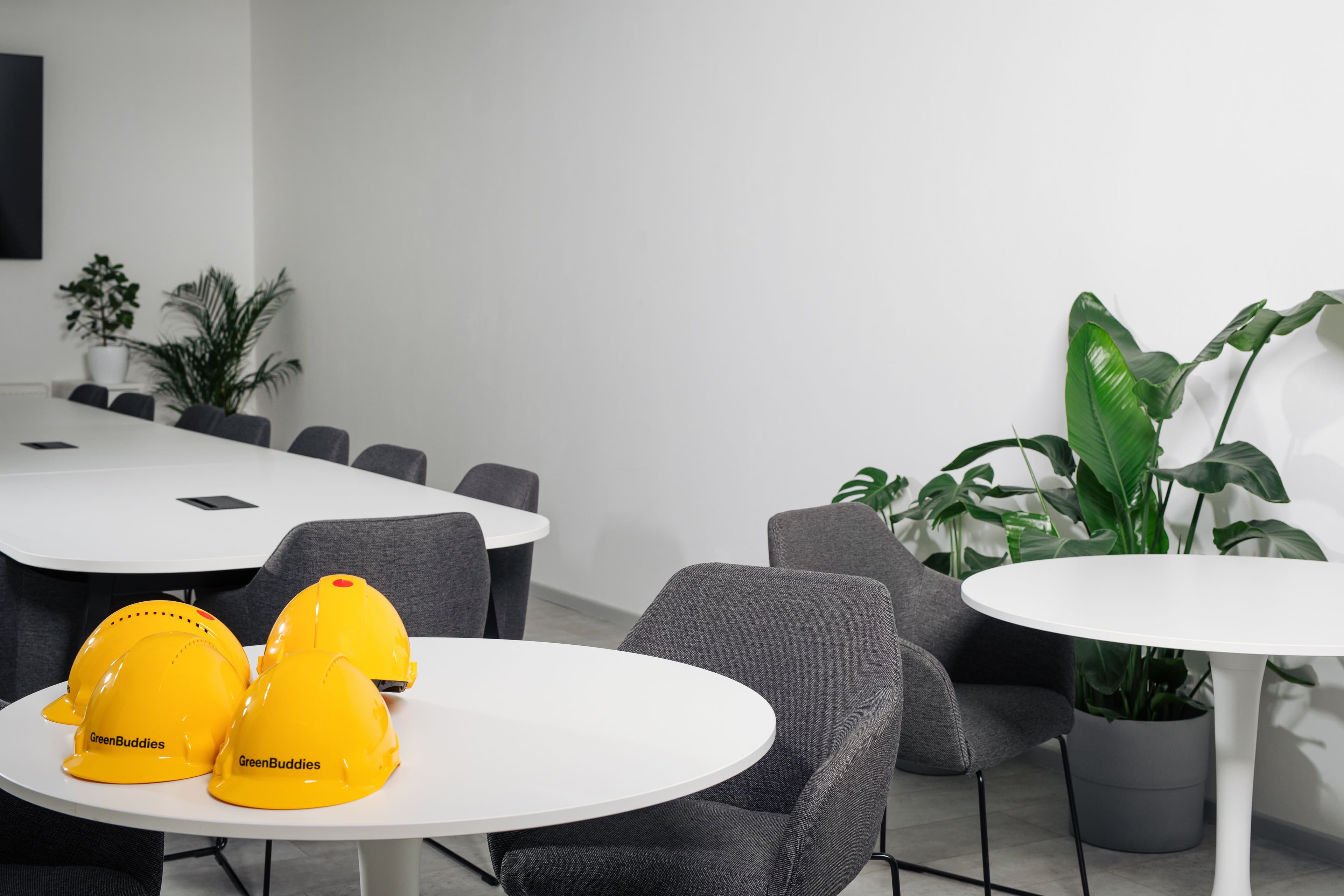 Greenbuddies zasedací místnost kancelář Praha (helmy)